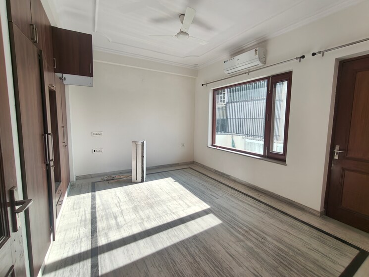 Room, ardee-city 3 Bedroom 1830 Sq.Ft. Apartment In Sector 52 Gurgaon 9594405