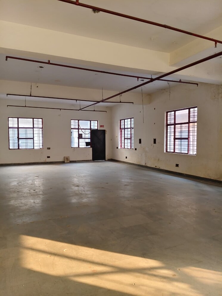  Parking, sector 63 Commercial Office Space 4800 Sq.Ft. In Sector 63 Noida 9594402