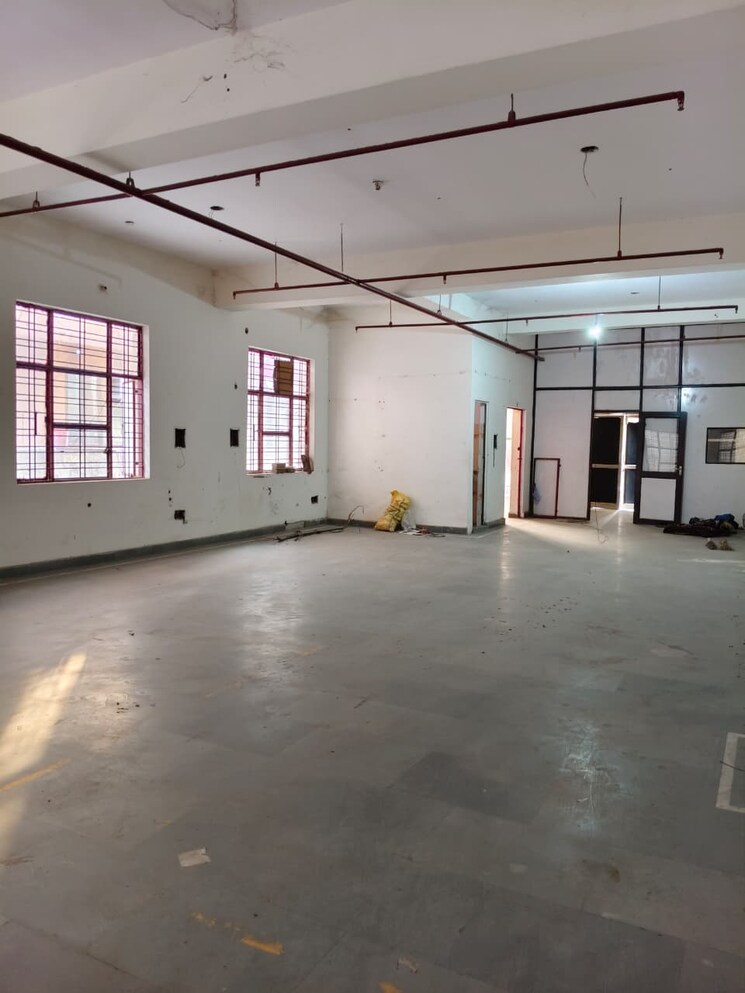  Parking, sector 63 Commercial Office Space 4800 Sq.Ft. In Sector 63 Noida 9594402