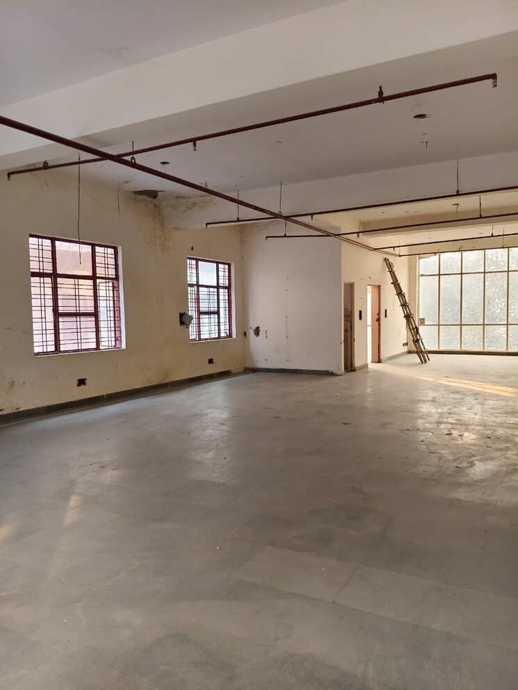 Room, sector 63 Commercial Office Space 4800 Sq.Ft. In Sector 63 Noida 9594402