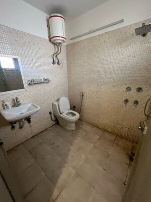 Bathroom in 3 BHK Builder Floor at Super Mart 1, Dlf Phase iv – for Rent