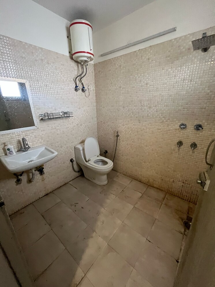 Bathroom, super-mart-1 3 Bedroom 1745 Sq.Ft. Builder Floor In Dlf Phase iv Gurgaon 9594630