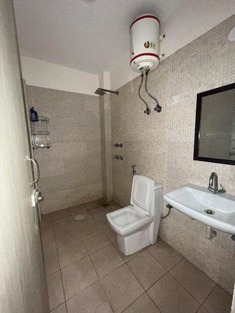 Bathroom, super-mart-1 3 Bedroom 1745 Sq.Ft. Builder Floor In Dlf Phase iv Gurgaon 9594630