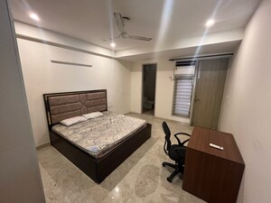 Bedroom in 3 BHK Builder Floor at Super Mart 1, Dlf Phase iv – for Rent