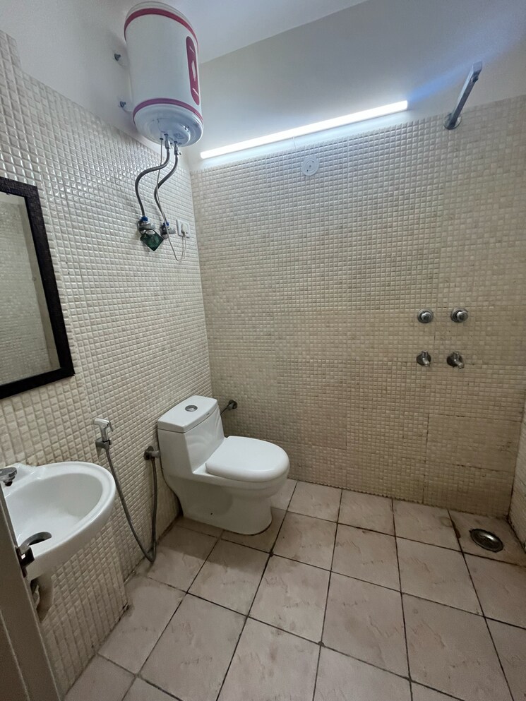 Bathroom, super-mart-1 3 Bedroom 1745 Sq.Ft. Builder Floor In Dlf Phase iv Gurgaon 9594630