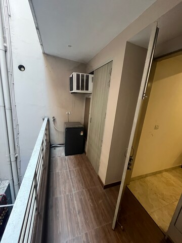 Building Lobby in 3 BHK Builder Floor at Super Mart 1, Dlf Phase iv – for Rent