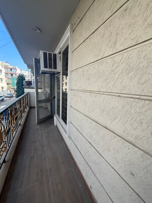 Balcony in 3 BHK Builder Floor at Super Mart 1, Dlf Phase iv – for Rent