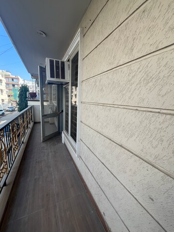 Balcony in 3 BHK Builder Floor at Super Mart 1, Dlf Phase iv – for Rent