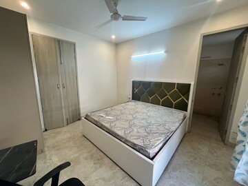 Bedroom in 3 BHK Builder Floor at Super Mart 1, Dlf Phase iv – for Rent
