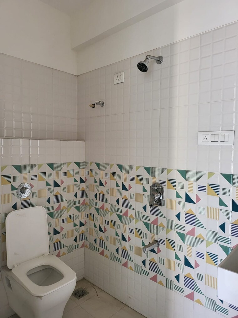 Bathroom, vanita-chs-vartak-nagar 2 Bedroom 1600 Sq.Ft. Apartment In Vartak Nagar Thane 9594633