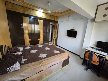 Team Area in 3 BHK Apartment at Alkapuri Apartment, Kandivali East – for Rent