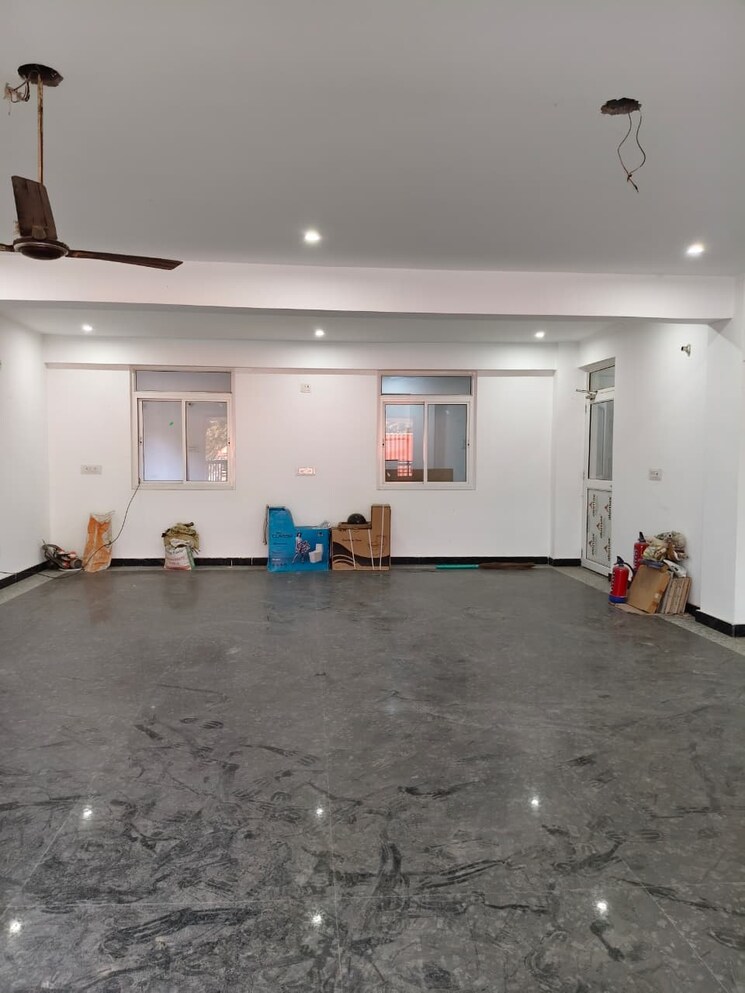  Parking, sector 63 Commercial Warehouse 1700 Sq.Ft. In Sector 63 Noida 9594694