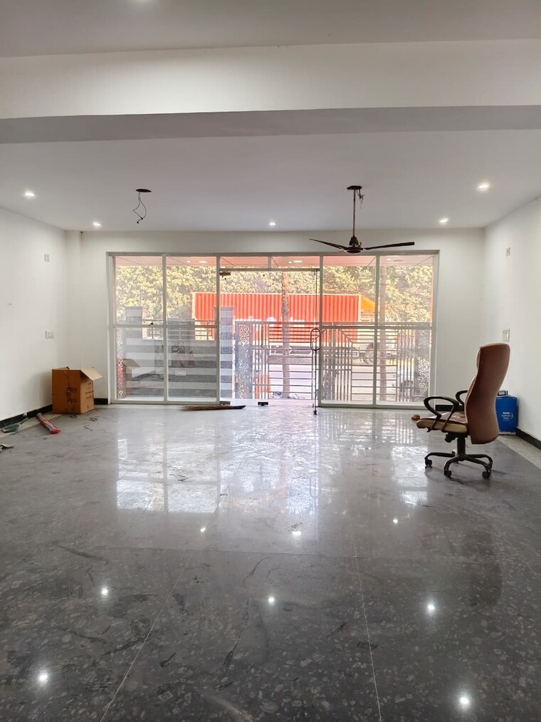 Living Room, sector 63 Commercial Warehouse 1700 Sq.Ft. In Sector 63 Noida 9594694