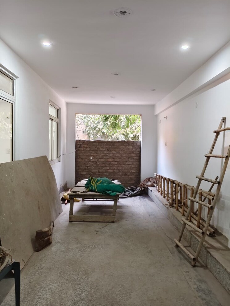 Living Room, sector 63 Commercial Warehouse 1700 Sq.Ft. In Sector 63 Noida 9594694