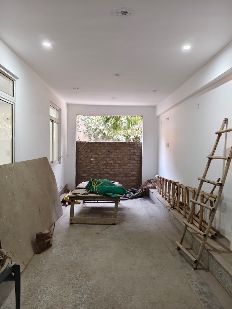 Living Room, sector 63 Commercial Warehouse 1700 Sq.Ft. In Sector 63 Noida 9594694