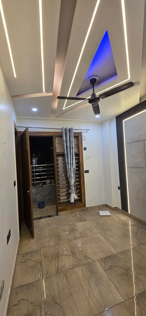 Furnished Amenities in 2 BHK Builder Floor at Vishwas Park – for Sale