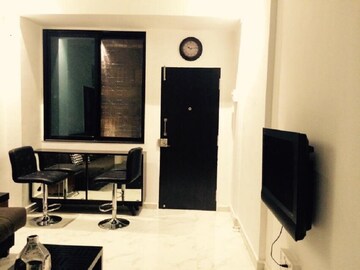 Team Area in 1 BHK Apartment at Khar West – for Rent