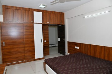 Room in 4 BHK Apartment at Bodakdev – for Rent