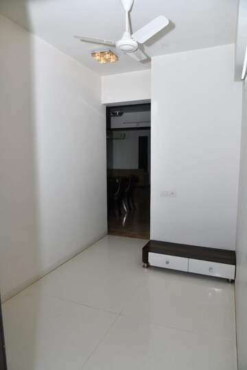 Room in 4 BHK Apartment at Bodakdev – for Rent