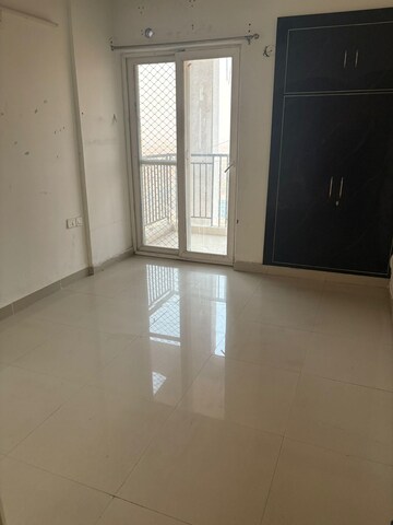 Room in 3 BHK Apartment at Ratan Pearls, Sector 16 Greater Noida – for Sale