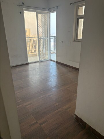 Room in 3 BHK Apartment at Ratan Pearls, Sector 16 Greater Noida – for Sale