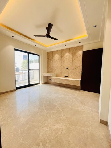 Room in 3 BHK Builder Floor at Sector 31 – for Rent