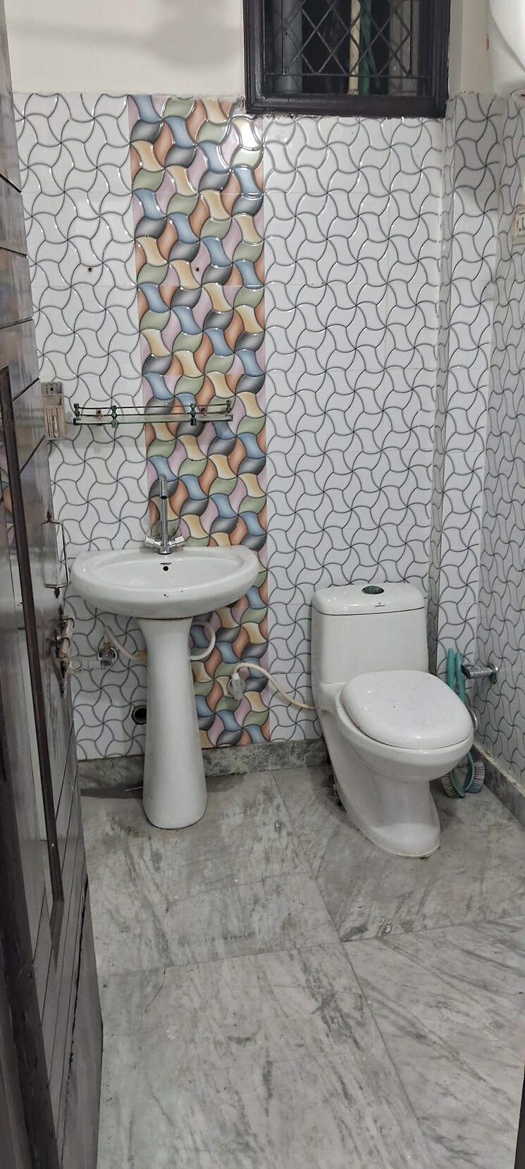 Bathroom, laxmi nagar 3 Bedroom 80 Sq.Yd. Builder Floor In Laxmi Nagar Delhi 9595291
