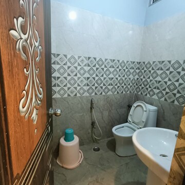 Bathroom in 6+ BHK Independent House at Gomti Nagar – for Rent