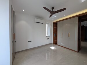 Room in 3.5 BHK Apartment at Mayur Vihar Phase 1 Extension – for Sale