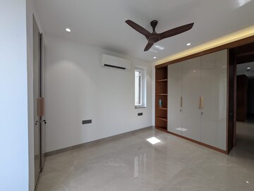 Room in 3.5 BHK Apartment at Mayur Vihar Phase 1 Extension – for Sale