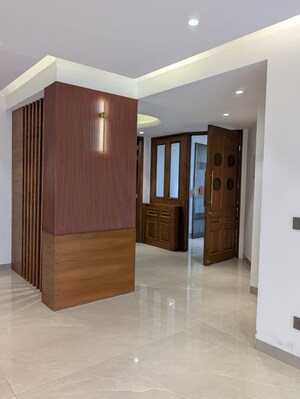 Room in 3.5 BHK Apartment at Mayur Vihar Phase 1 Extension – for Sale