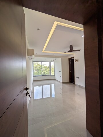 Room in 3.5 BHK Apartment at Mayur Vihar Phase 1 Extension – for Sale