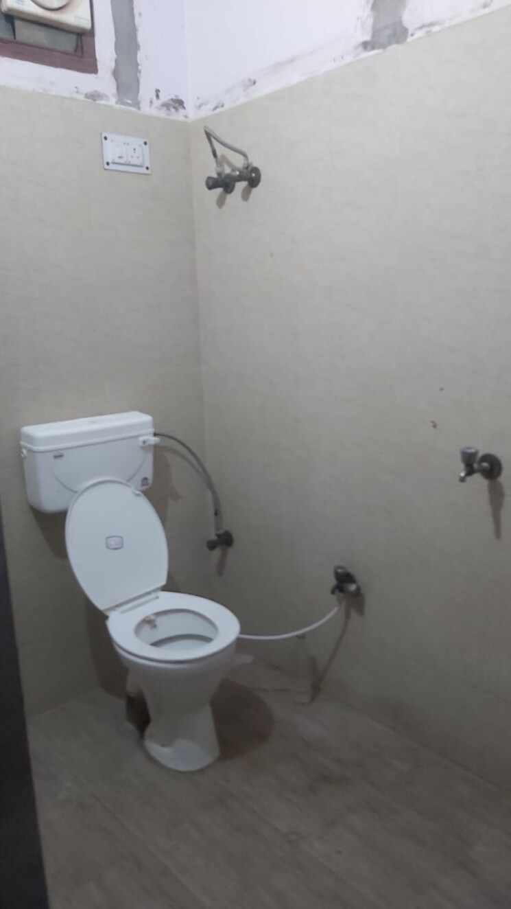 Bathroom, mayur vihar 1.5 Bedroom 400 Sq.Ft. Builder Floor In Mayur Vihar Delhi 9595390