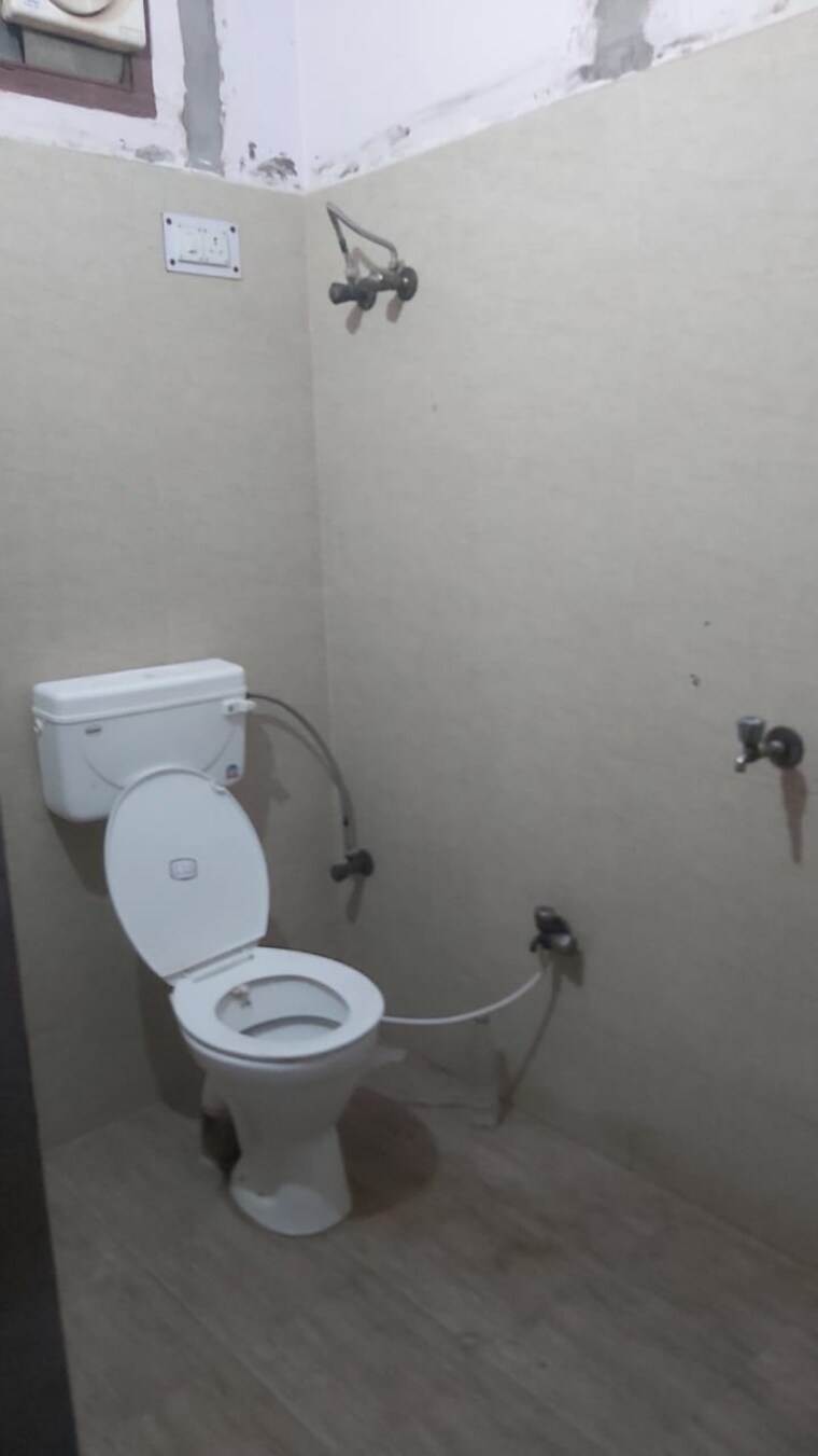 Bathroom, mayur vihar 1.5 Bedroom 400 Sq.Ft. Builder Floor In Mayur Vihar Delhi 9595390