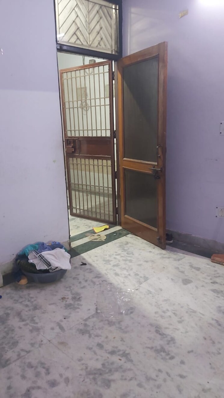 Room, mayur vihar 1.5 Bedroom 400 Sq.Ft. Builder Floor In Mayur Vihar Delhi 9595390