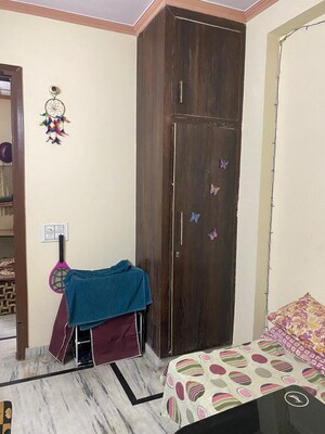 Bedroom in 1.5 BHK Apartment at Mayur Vihar – for Rent