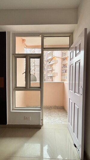 Room in 2.5 BHK Apartment at Spring Meadows, Tech Zone 4 Greater Noida – for Sale