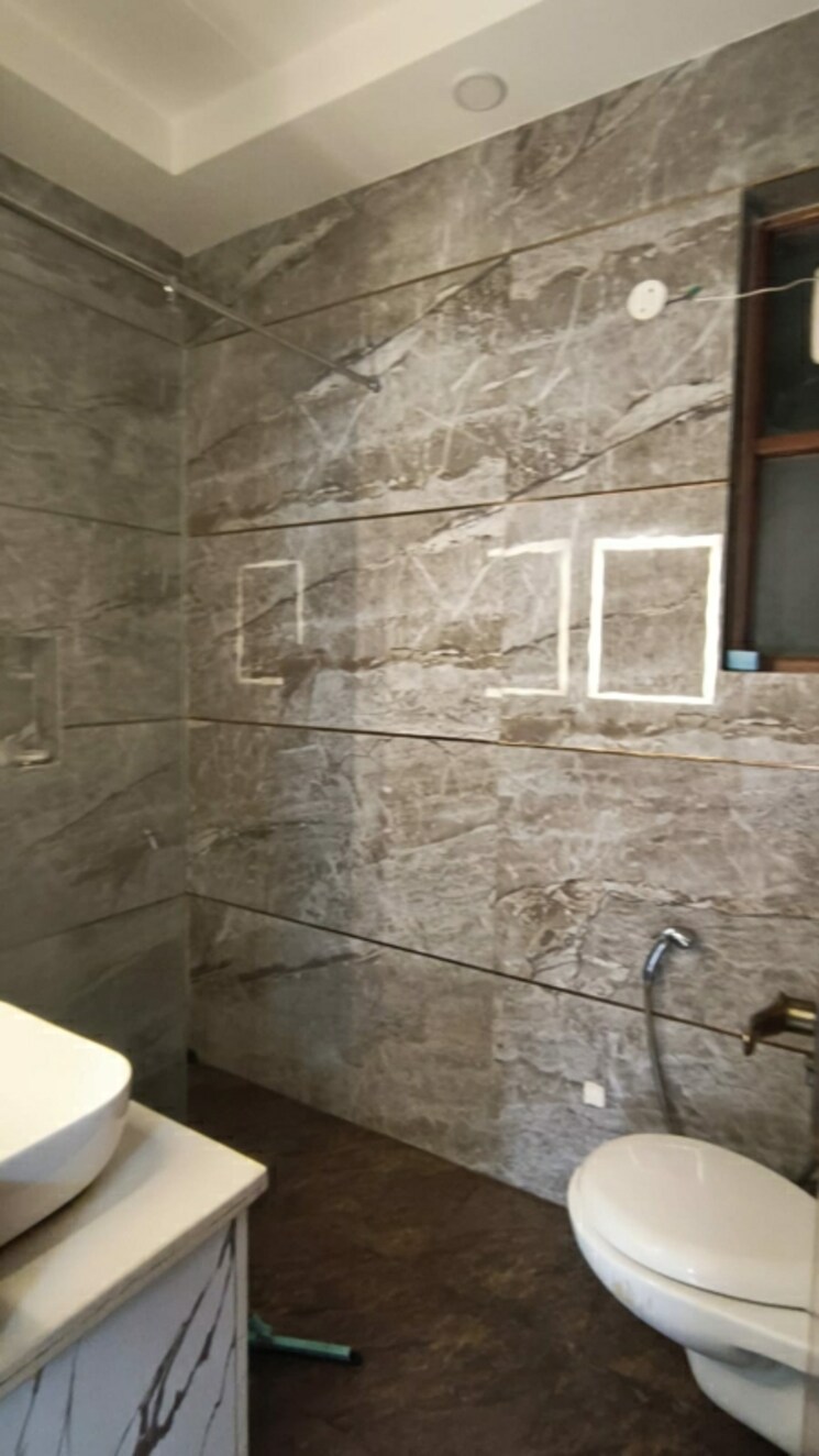Bathroom, green fields colony 4 Bedroom 400 Sq.Yd. Builder Floor In Green Fields Colony Faridabad 9595438