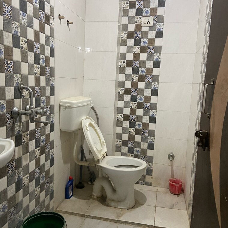 Bathroom, chattarpur 1 Bedroom 550 Sq.Ft. Builder Floor In Chattarpur Delhi 9595455