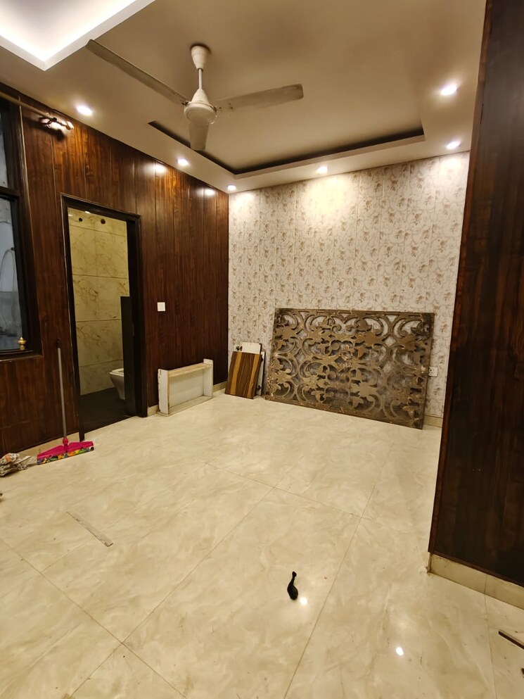 Room, east of kailash 2 Bedroom 1000 Sq.Ft. Builder Floor In East Of Kailash Delhi 9595474
