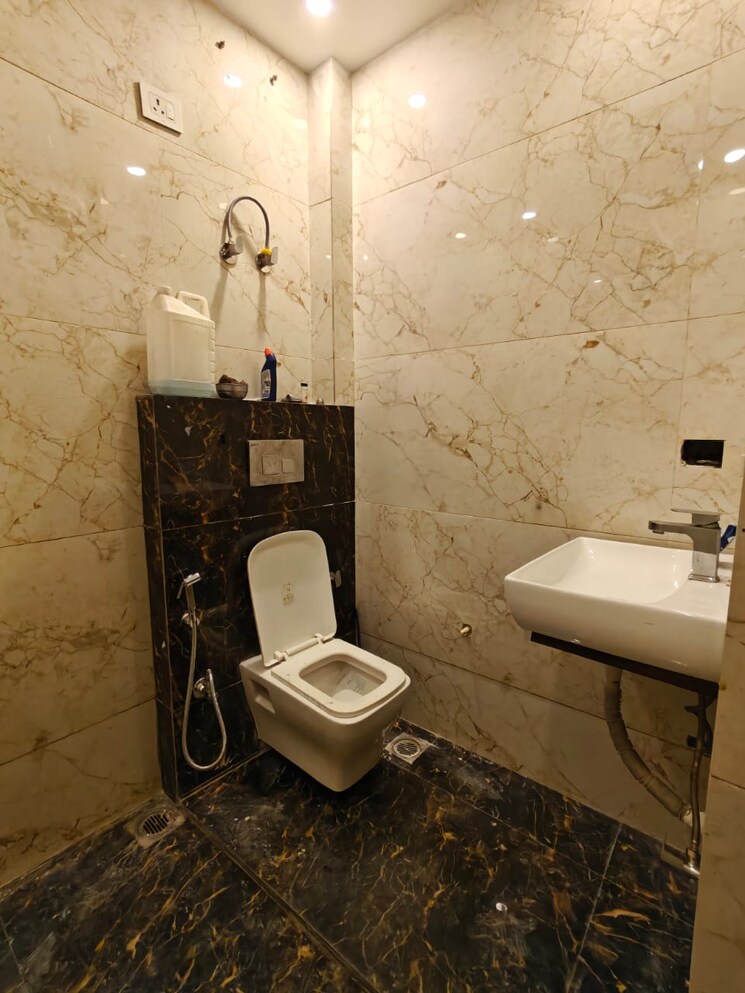 Bathroom, east of kailash 2 Bedroom 1000 Sq.Ft. Builder Floor In East Of Kailash Delhi 9595474
