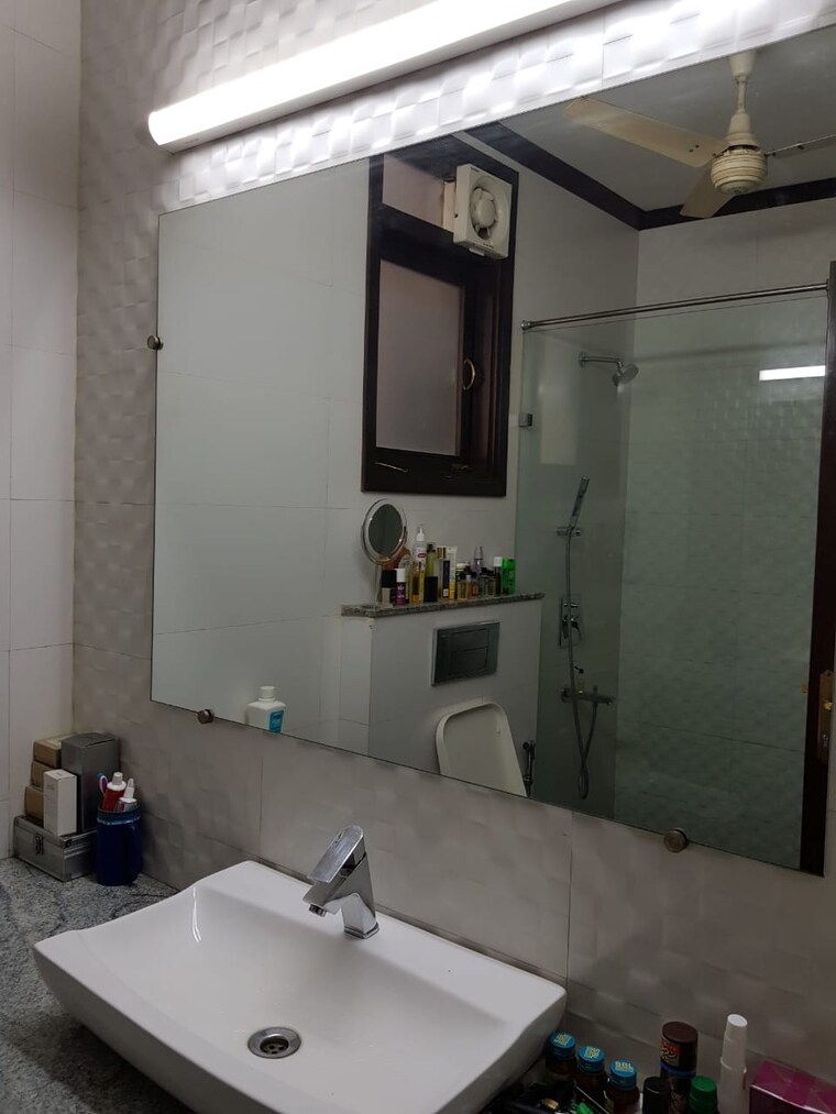 Bathroom, greater kailash i 4 Bedroom 450 Sq.Yd. Builder Floor In Greater Kailash I Delhi 9595512