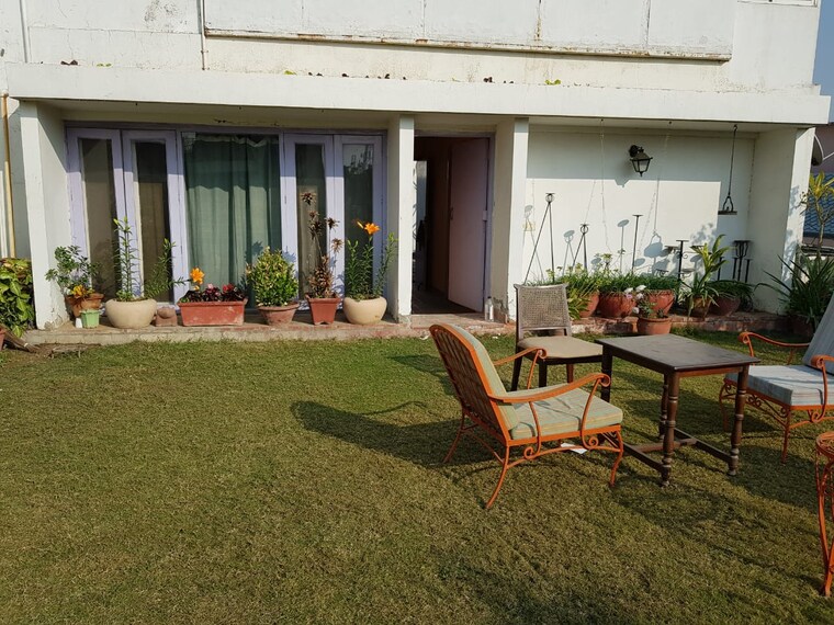 Garden, greater kailash i 4 Bedroom 450 Sq.Yd. Builder Floor In Greater Kailash I Delhi 9595512