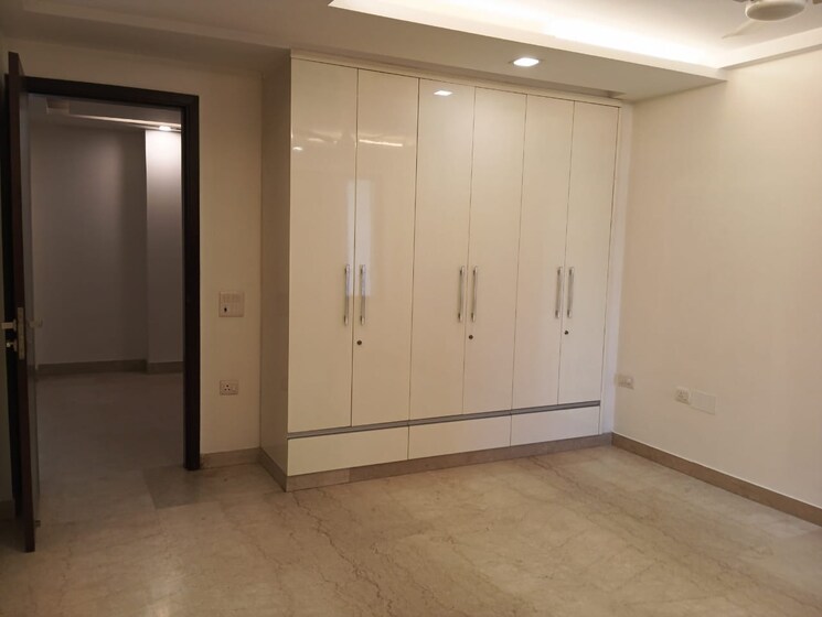 Room, greater kailash ii 3 Bedroom 250 Sq.Yd. Builder Floor In Greater Kailash ii Delhi 9595519