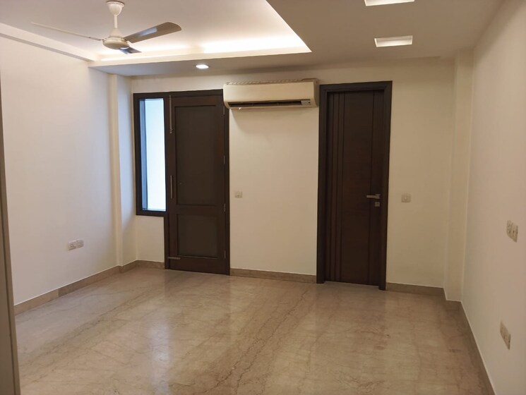 Room, greater kailash ii 3 Bedroom 250 Sq.Yd. Builder Floor In Greater Kailash ii Delhi 9595519