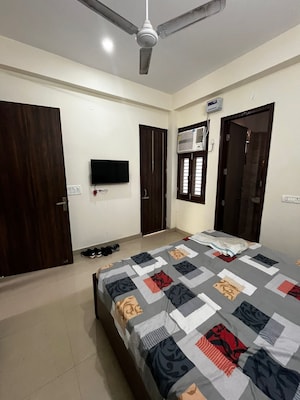 Bedroom in 2 BHK Builder Floor at Sector 38 – for Rent