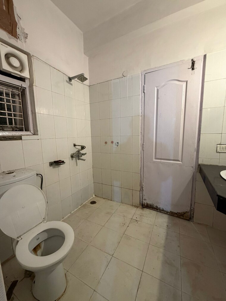 Bathroom, raheja-teachers-apartments 3 Bedroom 1450 Sq.Ft. Apartment In Sector 31 Gurgaon 9595619