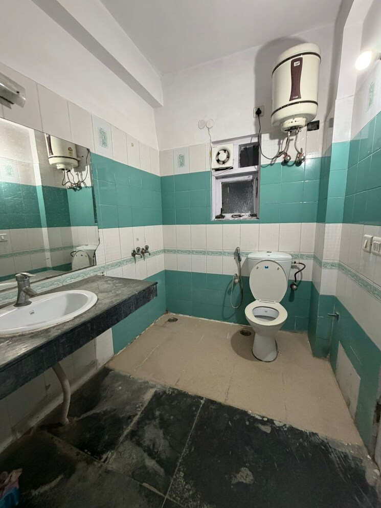 Master Bedroom, raheja-teachers-apartments 3 Bedroom 1450 Sq.Ft. Apartment In Sector 31 Gurgaon 9595619