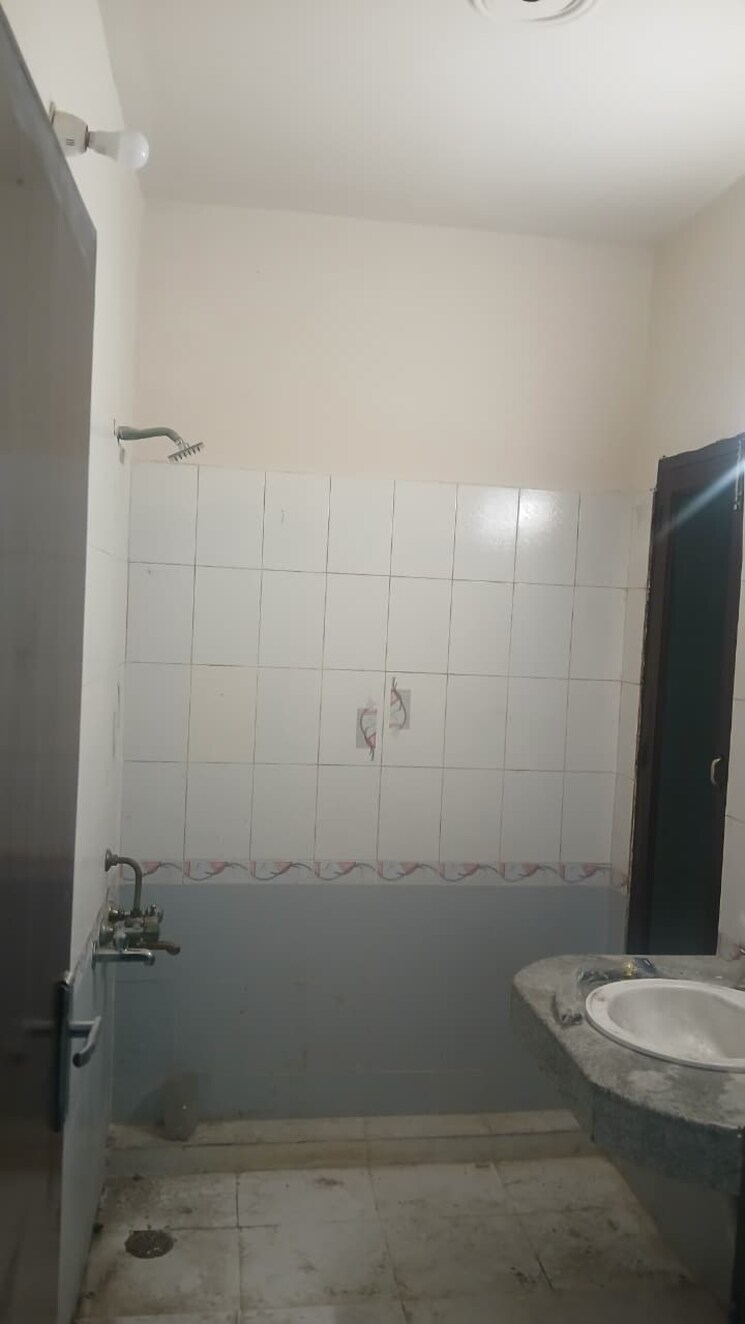 Bathroom, rwa-apartments-sector-47 2 Bedroom 200 Sq.Mt. Independent House In Sector 47 Noida 9595628