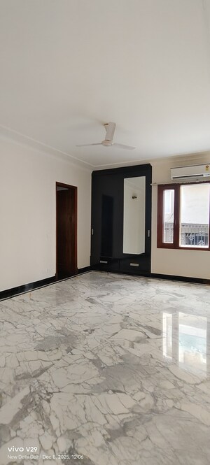 Room in 5 BHK Builder Floor at Panchsheel Park – for Rent